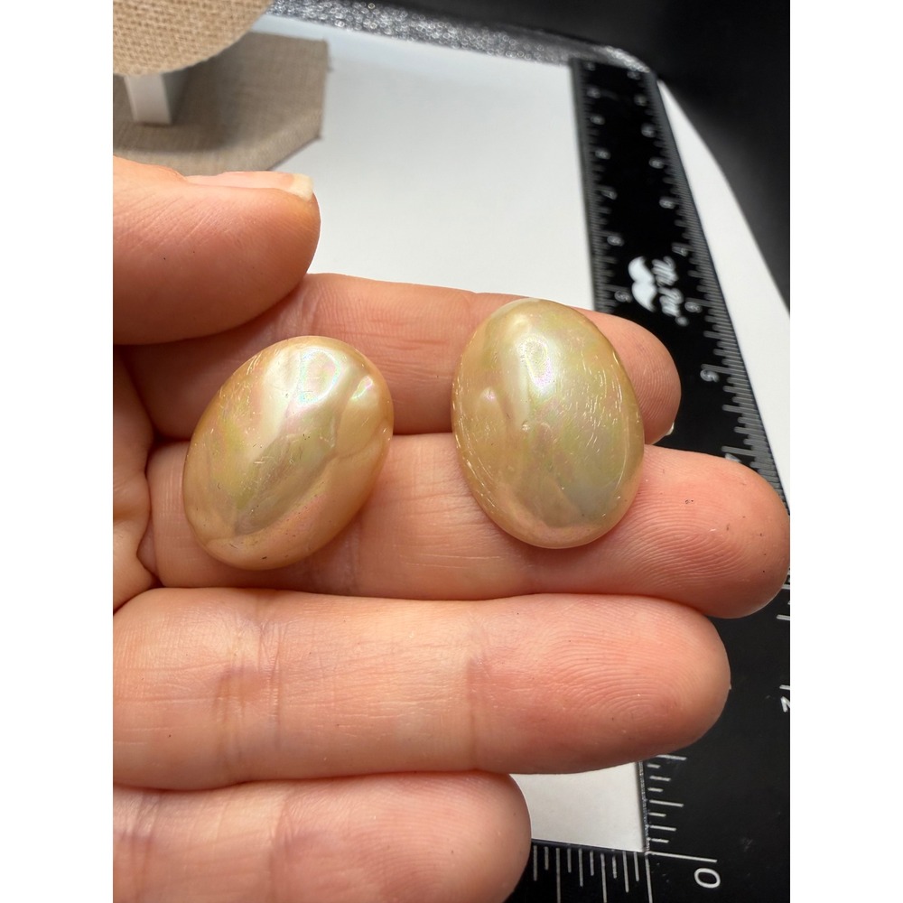 Vintage Iridescent Champagne Oval Stud Earrings Pearlescent Cream Luster Post